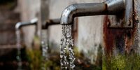 Boire de l'eau en voyage: afin que vous puissiez nettoyer l'eau vous-même Boire de l'eau en voyage: afin que vous puissiez nettoyer l'eau vous-même